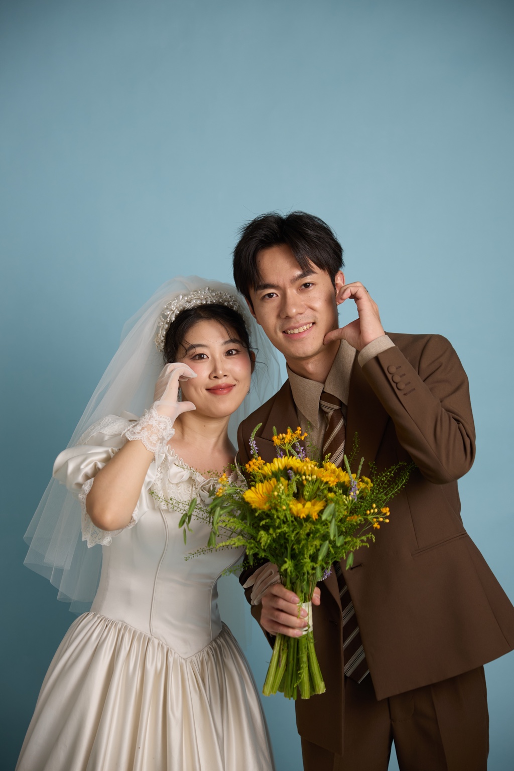 赵成成和张晴比心的婚纱照