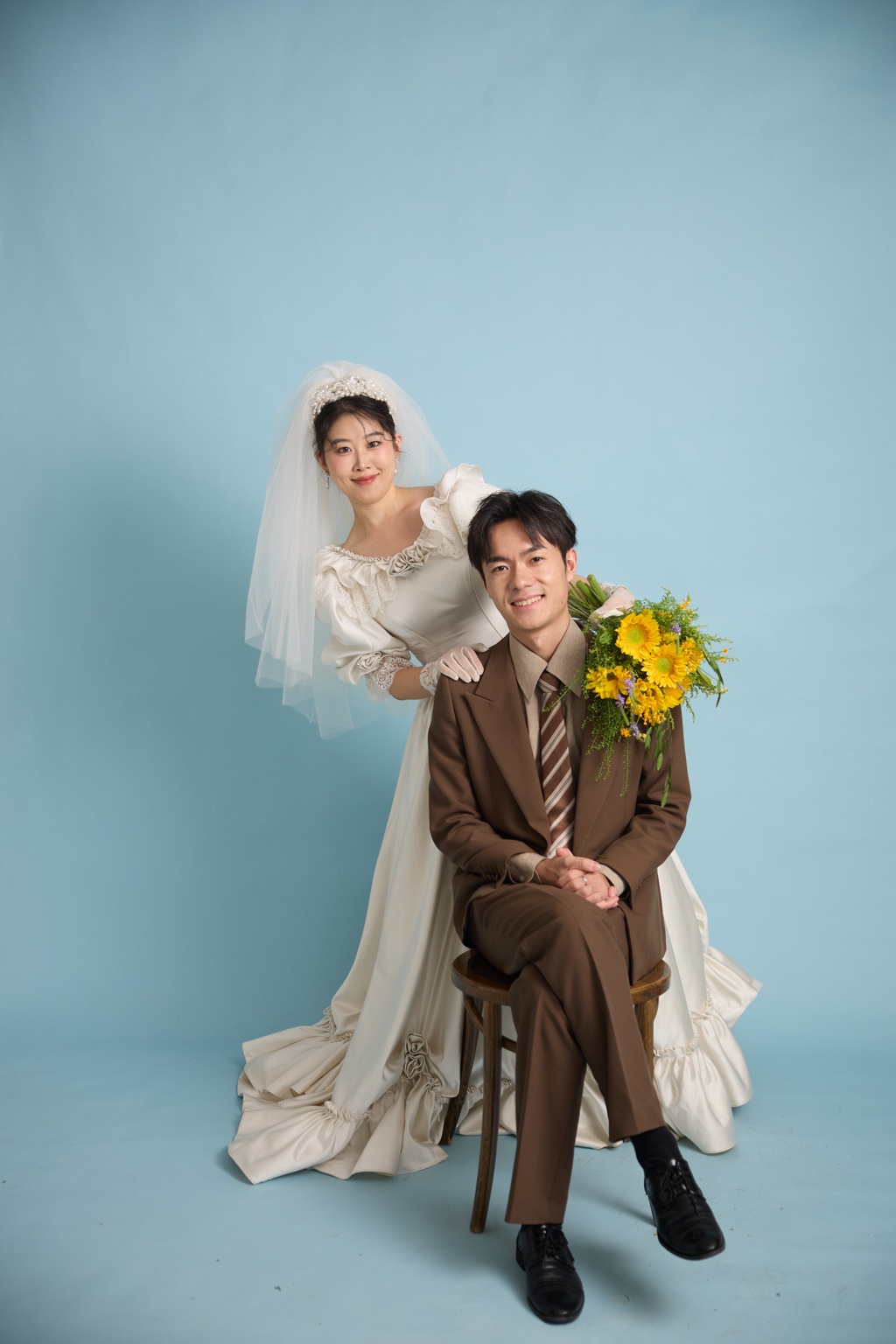 赵成成和张晴的复古坐姿婚纱照