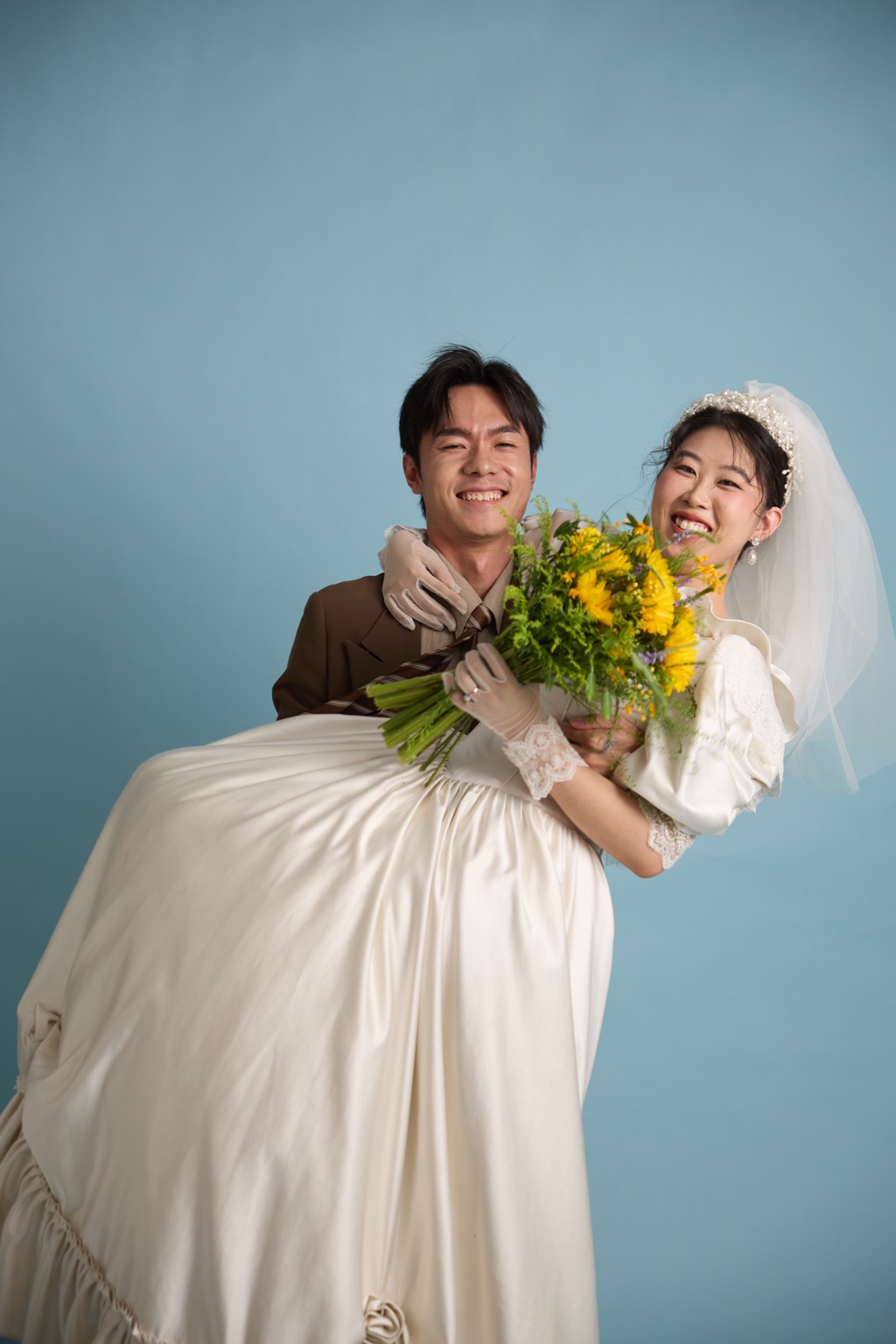 赵成成抱起张晴，两人开心大笑的婚纱照