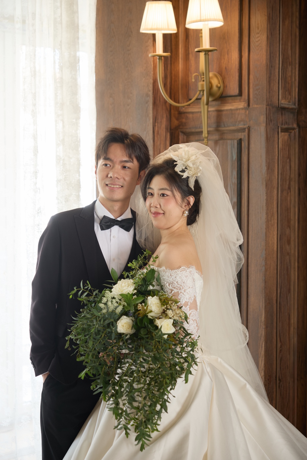 赵成成和张晴在窗边的婚纱合影