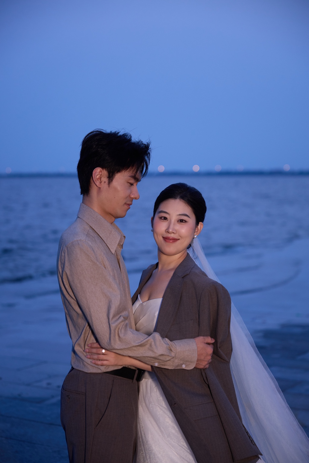 赵成成和张晴在蓝调海边相拥的婚纱照