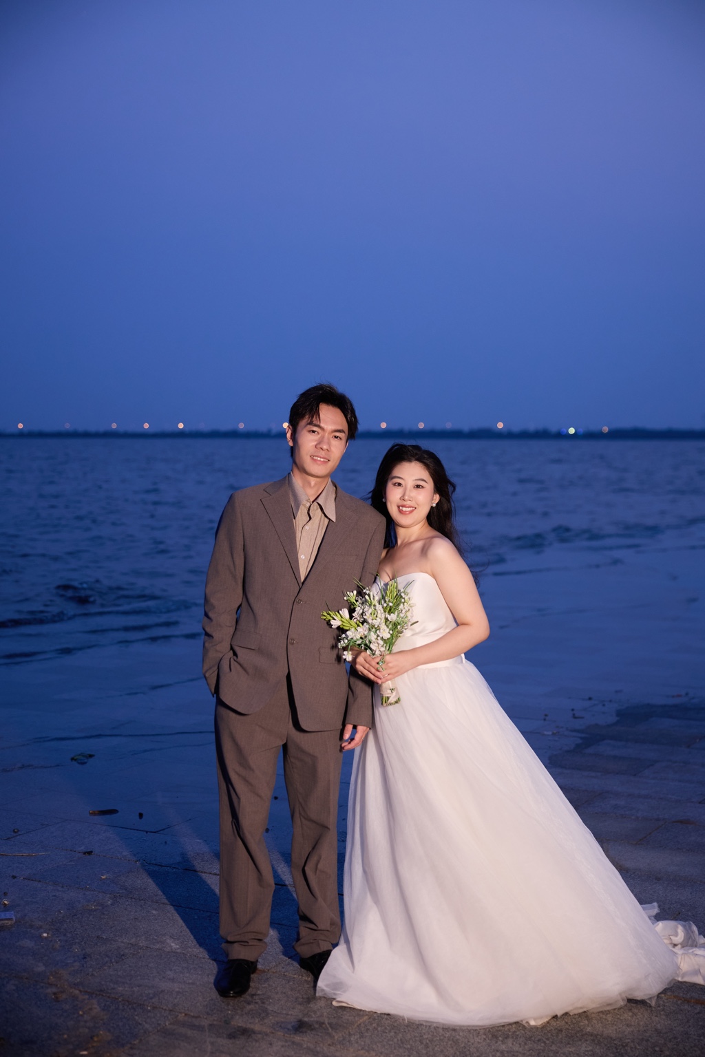 赵成成和张晴的海边婚纱照