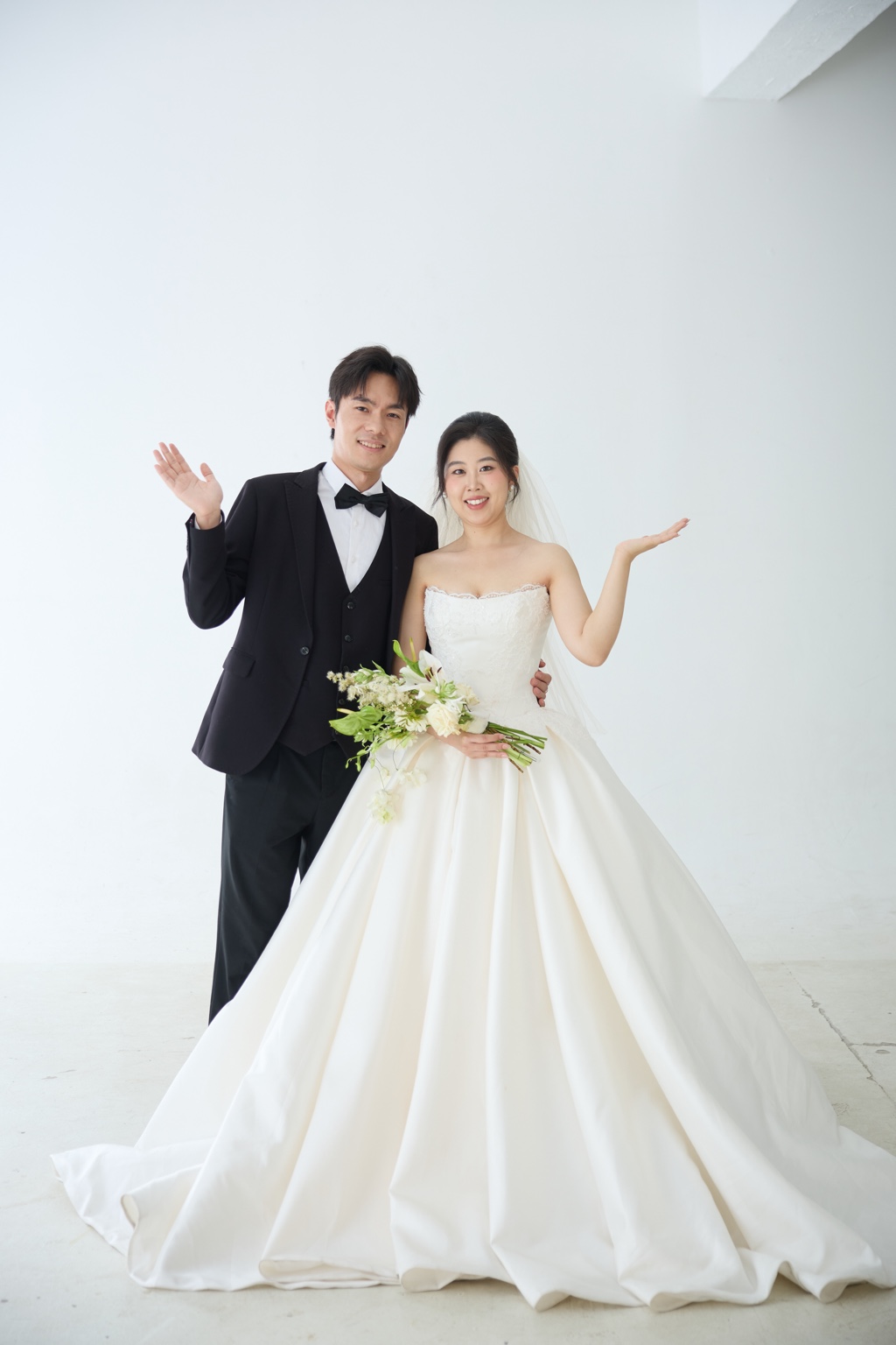 赵成成和张晴挥手的婚纱照